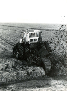 AB_OUDELANDSEDIJK_004 Een tractor met een greppelfrees, bestuurd door B. v/d Wagt, van loonbedrijf Van Marion; ca. 1977