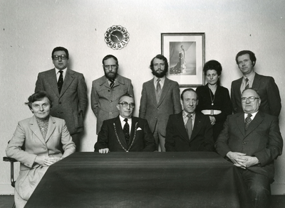 AB_PERSONEN_002 De gemeenteraad van Abbenbroek in december 1979. Staand vlnr: D. Saarloos, Th. Eijs, J.A. Geilvoet, ...