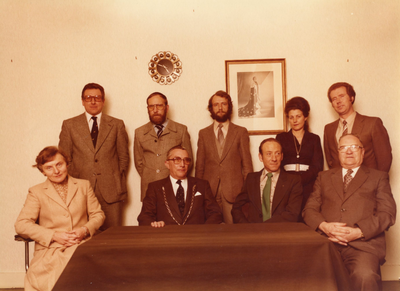 AB_PERSONEN_002B De gemeenteraad van Abbenbroek in december 1979. Staand vlnr: D. Saarloos, Th. Eijs, J.A. Geilvoet, ...