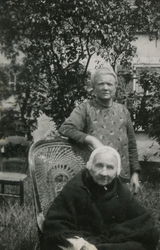 AB_PERSONEN_003 Mevrouw Neeltje Beukelman-Beukelman (1845-1934) en haar nicht Pietertje Hoek-Beukelman; ca. 1933