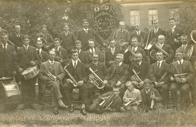 AB_PERSONEN_015 Groepsportret van muziekvereniging De Kleine Trompetter; ca. 1910