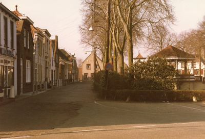AB_RING_014 Woningen langs de Ring, rechts de muziektent; ca. 1986