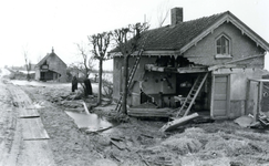 AB_WATERSNOODRAMP_024 Beschadigde woningen van de familie Van Marion (achtergrond) en de familie Herrewijnen ...