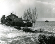 AB_WATERSNOODRAMP_030 Water stroomt door het gat in de Haasdijk; 2 februari 1953