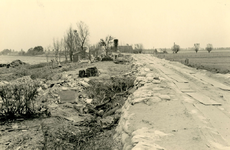 AB_WATERSNOODRAMP_031 De Haasdijk gezien richting noordoosten. Twee bedrijfjes geruïneerd na doorbraak binnendijk. Gat ...