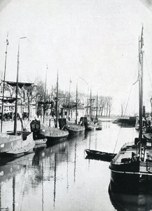 BR_1APRIL_1922_009 Schepen verbouwd als geuzenschepen in de Maarlandse haven; 1 april 1922