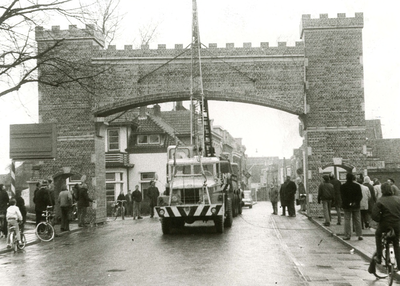 BR_1APRIL_1970_034 Opbouwen van de stadspoort die tussen 1970 en 1974 dienst deed; 27 maart 1970