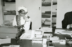 BR_1APRIL_1972_003 Medewerkers van de ABN bank werken in historisch kostuum; 1 april 1972
