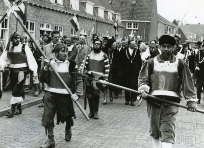 BR_1APRIL_1972_038 Koningin Juliana bezoekt Brielle. Bas Pothof, Piet de Bruin, Klaas van der Steen en Joop Kroesen ...