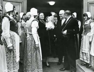 BR_1APRIL_1972_069 Koningin Juliana bij de ingang van de Meisjes Vakschool, waar de lunch genuttigd werd; 1 april 1972