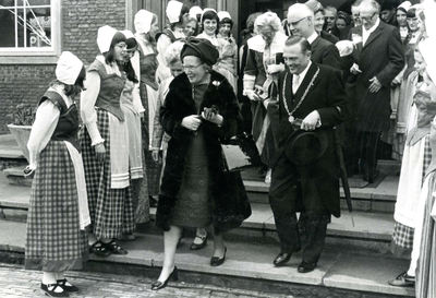 BR_1APRIL_1972_106 Koningin Juliana met burgemeester J. Huurman bji de Meisjes Vakschool. Op de achtergrond minister ...