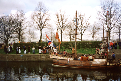 BR_1APRIL_1992_007 Het Geuzenschip vaart door de Buitenhaven; 1 april 1992