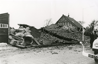 BR_ANNAHOEVESTRAAT_020 De tijdens een storm ingestorte schuur van de Anna Hoeve; 2 april 1973