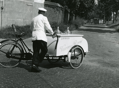 BR_ARNOLDUSBOTBIJLWEG_003 De ijswagen Voorne's Roem waarmee Maarten van Hulst het ijs van Arend v/d Vlugt verkocht; 1962