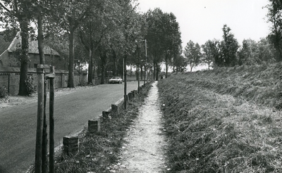 BR_ARNOLDUSBOTBIJLWEG_004 Het voetpad langs de Arnoldus Botbijlweg; 1975