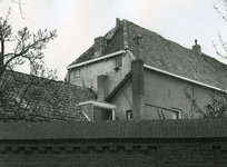 BR_ARNOLDUSBOTBIJLWEG_005 De achterzijde van het vroegere gasthuis, gezien vanaf de Arnoldus Botbijlweg; ca. 1961