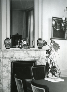 BR_ASYLPLEIN_GASTHUIS_017 De schouw in de regentenkamer in het Gast- en Proveniershuis; september 1965