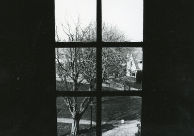 BR_ASYLPLEIN_GASTHUIS_037 Kijkje uit een raam van het Gast- en Proveniershuis; 1983