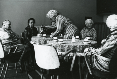 BR_ASYLPLEIN_GASTHUIS_039 Bewoners van het Gast- en Proveniershuis: mw. Heymans schenkt thee; 1983