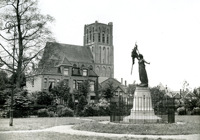 BR_ASYLPLEIN_NYMPH_001 Het vrijheidsbeeld De Nymph op het Asylplein, met de Catharijnekerk op de achtergrond; 8 juli 1930