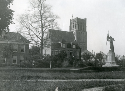 BR_ASYLPLEIN_NYMPH_002 Het vrijheidsbeeld De Nymph op het Asylplein, met de Catharijnekerk op de achtergrond; 8 juli 1930