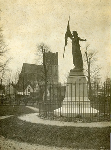 BR_ASYLPLEIN_NYMPH_003 Het vrijheidsbeeld De Nymph op het Asylplein, met de Catharijnekerk op de achtergrond; 8 juli 1930
