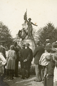 BR_ASYLPLEIN_NYMPH_004 De herdenking dat het vrijheidsbeeld De Nymph 50 jaar eerder op het Asylplein werd geplaatst. ...