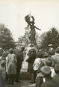 BR_ASYLPLEIN_NYMPH_005 De herdenking dat het vrijheidsbeeld De Nymph 50 jaar eerder op het Asylplein werd geplaatst. ...