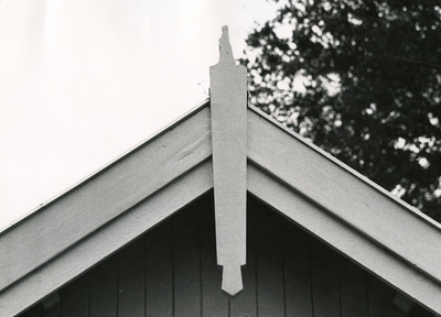 BR_ASYLSTRAAT_002 Makelaar op het dak van een afgebroken pand; November 1976