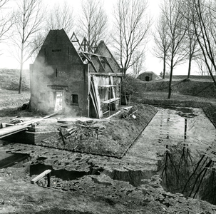 BR_BASTION2_018 Het voormalige kruithuis in Bastion II (Kruithuisbolwerk) tijdens de restauratie; Juni 1975