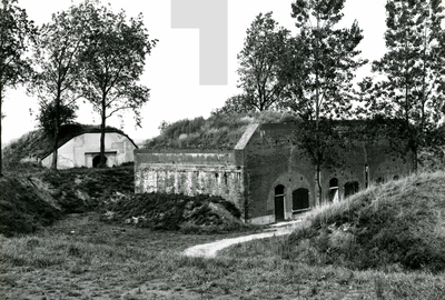 BR_BASTION7_004 Wachthuis (1858) in Bastion VII (Oranjebolwerk), met erachter de Schuilplaats met munitiemagazijn (ca. ...