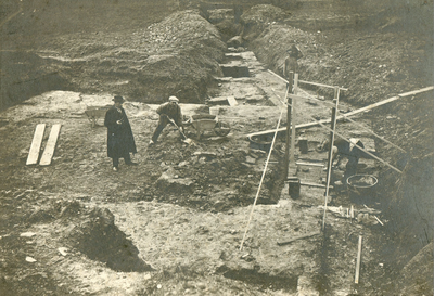 BR_BASTION9_003 De opgegraven fundamenten van de voormalige Noordpoort; maart 1922