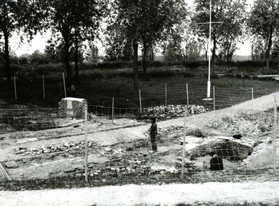 BR_BASTION9_023 De opgegraven fundamenten van de voormalige Noordpoort ten behoeve van de restauratie; mei 1975