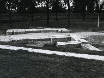 BR_BASTION9_024 De gerestaureerde fundamenten van de voormalige Noordpoort; september 1975