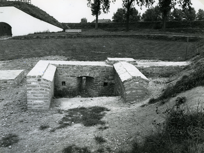 BR_BASTION9_025 De gerestaureerde fundamenten van de voormalige Noordpoort; september 1975