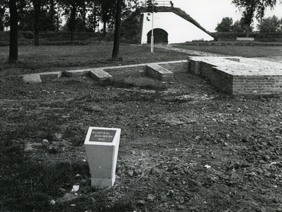 BR_BASTION9_026 De gerestaureerde fundamenten van de voormalige Noordpoort; september 1975