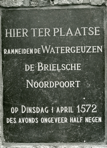 BR_BASTION9_028 Plaquette op het 1 aprilmonument op Bastion IX (Kijkpaalbolwerk), dat op 1 april 1922 werd onthuld door ...