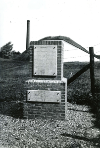 BR_BASTION9_053 Het 1 aprilmonument op Bastion IX (Kijkpaalbolwerk). Op de achtergrond de Remise (ca. 1880); ca. 1966