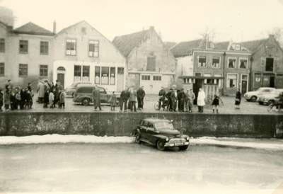 BR_BEDRIJVEN_HEIJMANS_010 Met een auto wordt een ritje gemaakt over het bevroren Zuidspui; ca. 1963