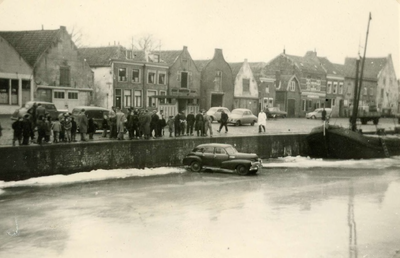 BR_BEDRIJVEN_HEIJMANS_011 Met een auto wordt een ritje gemaakt over het bevroren Zuidspui; ca. 1963