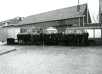 BR_BRANDWEER_005 Het brandweerkorps van Brielle voor de brandweergarage vlak voor de afbraak. V.l.n.r. P. van Eysden, ...
