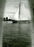 BR_BRIELSEMAAS_006 Zeilscheepje op de Brielse Maas; ca. 1930