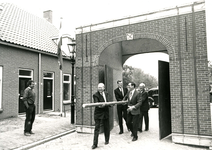 BR_BRIGITTENWEG_035 Opleveren van de Merulahuisjes door het rammeien van de poort. Derde van links is wethouder ...