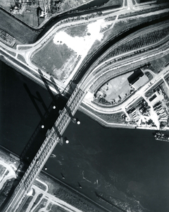 BR_BRUGGEN_CALANDBRUG_001 Luchtfoto van de Calandbrug; 29 oktober 1973