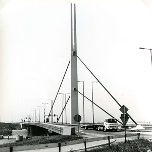 BR_BRUGGEN_HARMSENBRUG_004 De Harmsenbrug over het Hartelkanaal; 18 juli 1972