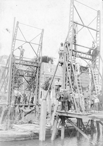 BR_BRUGGEN_JULIANABRUG_003 De Julianabrug in aanbouw; 1909