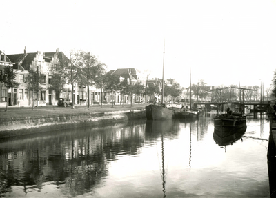 BR_BRUGGEN_JULIANABRUG_004 Kijkje op het Maarland Noordzijde, met op de voorgrond het Noord Spui met de Julianabrug; ca. 1925