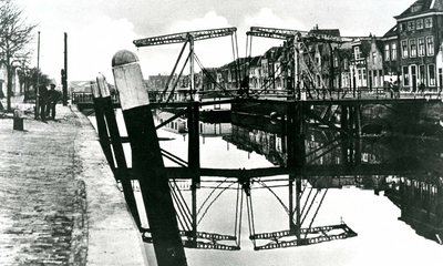 BR_BRUGGEN_JULIANABRUG_005 Kijkje op de Julianabrug over het Noord Spui; ca. 1940