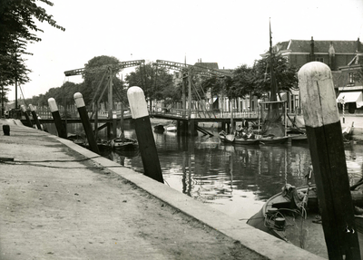 BR_BRUGGEN_JULIANABRUG_006 Vissersschepen aan weerszijde van het Maarland met de Julianabrug op de achtergrond; 8 juli 1930