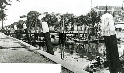 BR_BRUGGEN_JULIANABRUG_007 Julianabrug met meerpalen langs de haven; ca.1936